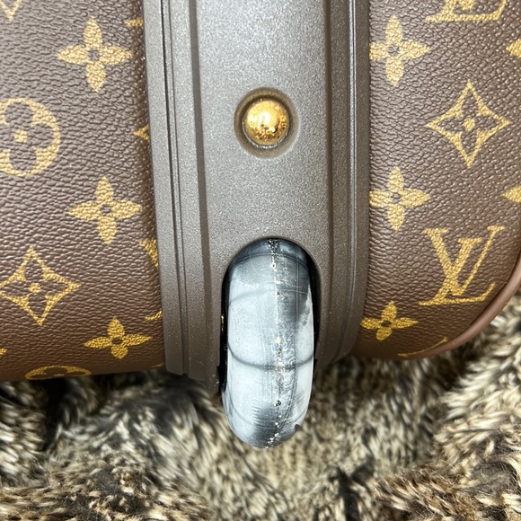 Louis Vuitton suitcase with wheels - Picture 7 of 16